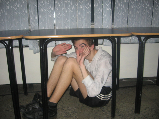 Девушка сосет у парней под столом